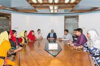 BD_dialog_manger_worker_on_one_table_2_small resolution_Copyright Sabrina Asche.jpg