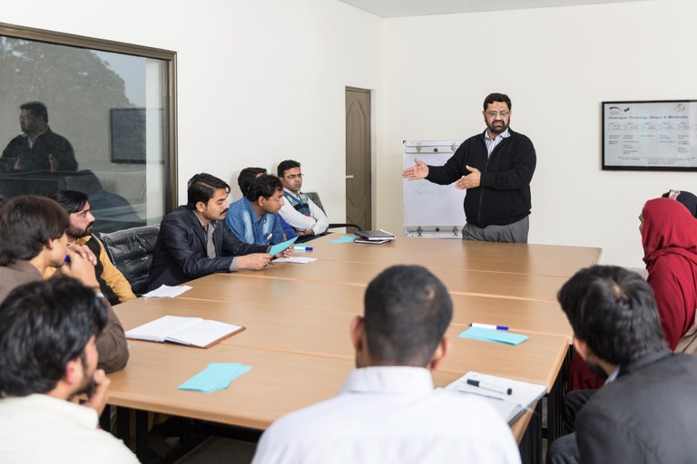 Pakistan_dialog_with_workers-small_Copyright Sabrina Asche.jpg