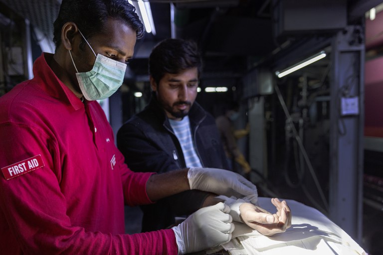 Pakistan_occupational_safety_and_health_firstaid_Copyright Sabrina Asche.jpg