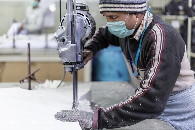 Pakistan_occupational_safety_and_health_gloves_Copyright Sabrina Asche.jpg